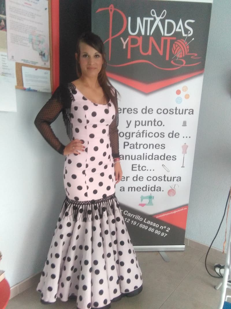 Vestido de flamenca rosa con lunares negros